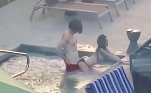 Jóvenes borrachos follando en la piscina de un hotel