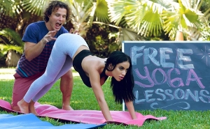Regala clases de yoga a cambio de sexo al aire libre