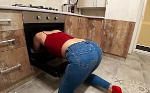 Se le pone muy dura al ver a su novia limpiando el horno