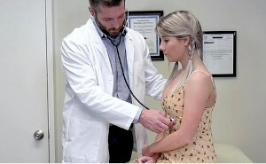 El doctor se encargó de desvirgar el culo de esta jovencita