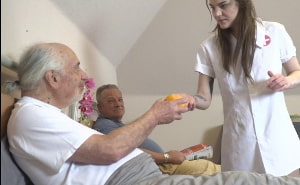 Dos abuelos salidos se aprovechan de la nueva enfermera