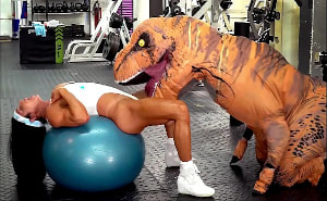 Milf caliente entrena y folla junto a un dinosaurio en el gym