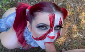 Una payasa de Halloween encontró sexo en el bosque