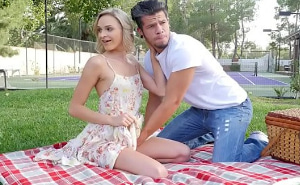 Un picnic muy romántico que acaba con sexo al aire libre